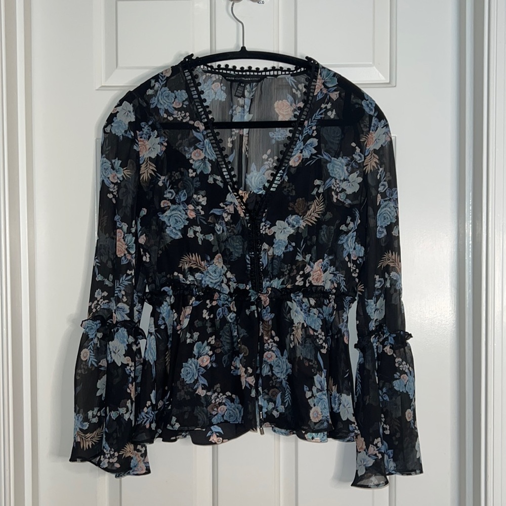White House Black Market floral blouse 💙💓💐